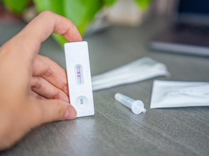 Tes Kehamilan dengan Air Liur: Cara Kerja, Akurasi, dan Faktanya