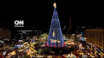 Instalasi Pohon Natal Terbesar di Dunia Membumbung di Jerman