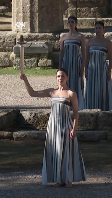 Momen Gladi Penyalaan Obor Olimpiade Musim Dingin Milano-Cortina 2026