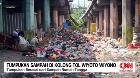 VIDEO: Tumpukan Sampah di Kolong Tol Wiyoto Wiyono