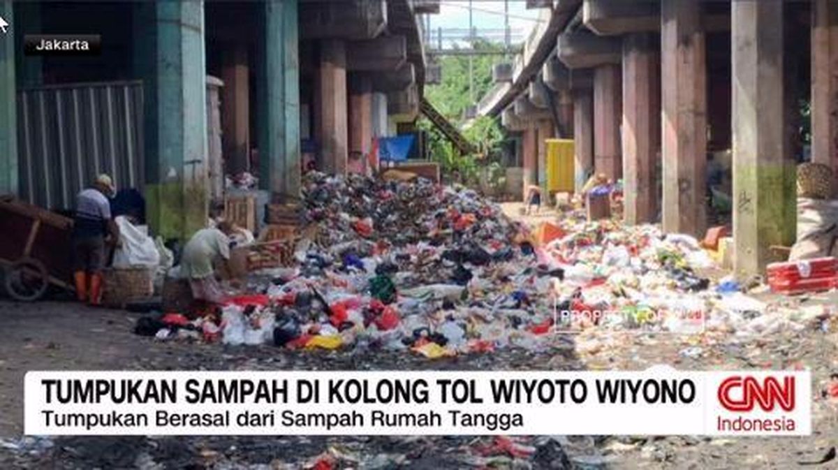 VIDEO: Tumpukan Sampah di Kolong Tol Wiyoto Wiyono