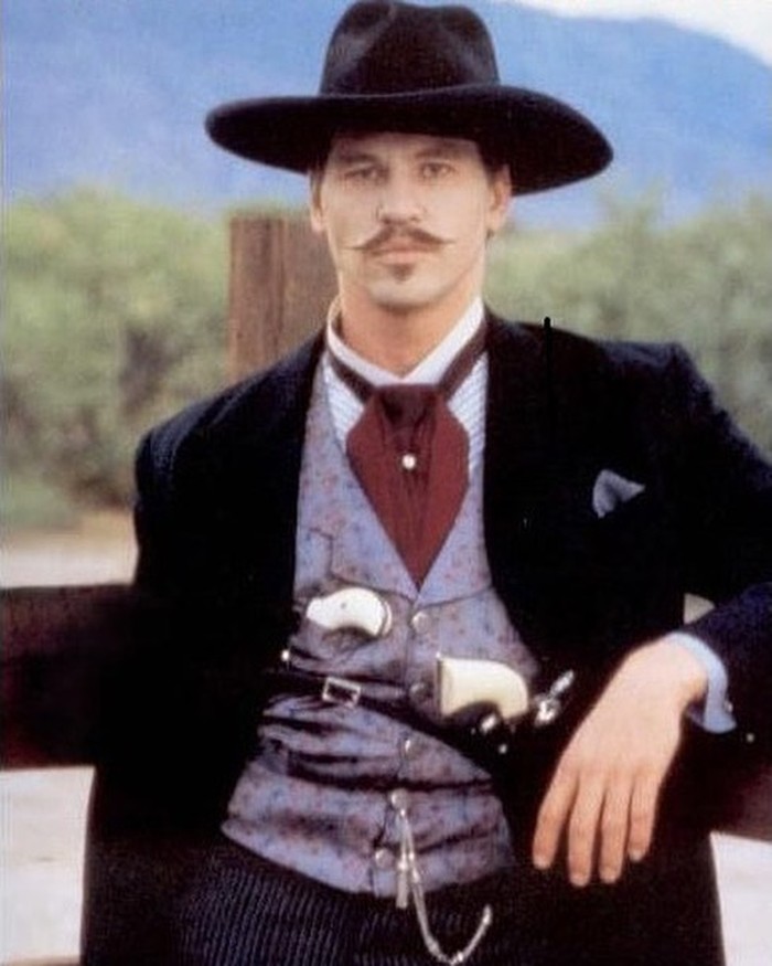 Aktor film Top Gun (1986) Val Kilmer meninggal dunia pada 1 April 2025 lalu karena pneumonia di usia 65 tahun./ Foto: Instagram.com/valkilmerofficial