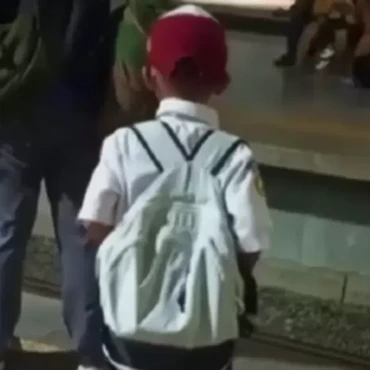 Kisah Viral Anak SD Berangkat Sekolah Naik KRL Subuh-subuh dari Parung ke Klender