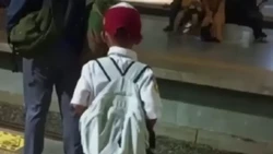 Kisah Viral Anak SD Berangkat Sekolah Naik KRL Subuh-subuh dari Parung ke Klender