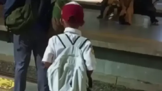 Kisah Viral Anak SD Berangkat Sekolah Naik KRL Subuh-subuh dari Parung ke Klender