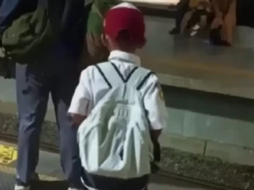 Kisah Viral Anak SD Berangkat Sekolah Naik KRL Subuh-subuh dari Parung ke Klender