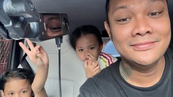 Jadi Ayah Siaga, 7 Momen Hangat Virgoun Momong Ketiga Anaknya dari Inara Rusli