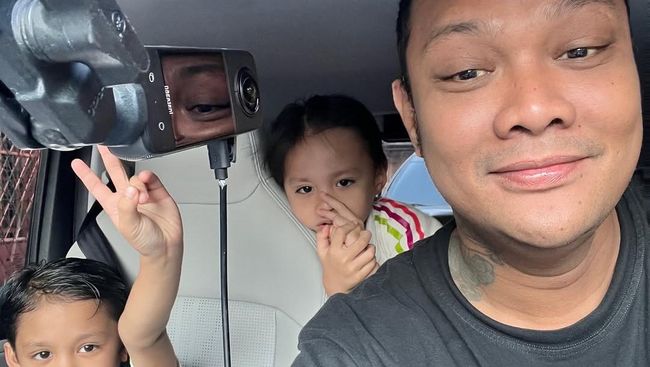 Jadi Ayah Siaga, 7 Momen Hangat Virgoun Momong Ketiga Anaknya dari Inara Rusli