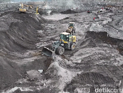 15 Alat Berat Dikerahkan untuk Cegah Banjir Lahar Semeru Meluas