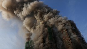 Kenapa Kebakaran Apartemen Hong Kong Amat Ganas & Banyak Korban Tewas?