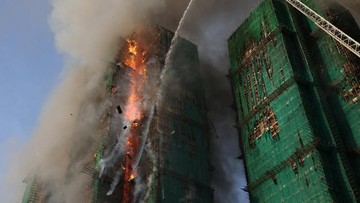 Pemimpin Hong Kong Membungkuk Minta Maaf atas Kebakaran Rusun Tai Po