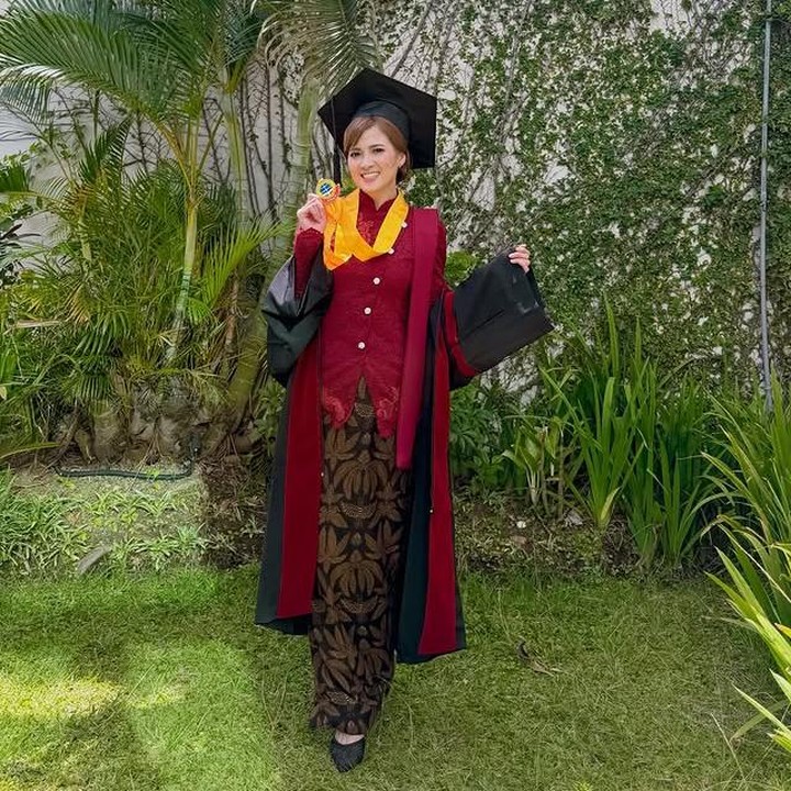 <p>Momen membahagiakan ini Chika bagikan langsung melalui media sosialnya. "<em>Alhamdulillah</em> SAH di wisuda jadi Sarjana," tulis Chika Jessica lewat unggahannya di Instagram. (Foto: Instagram @chikajessica88)</p>