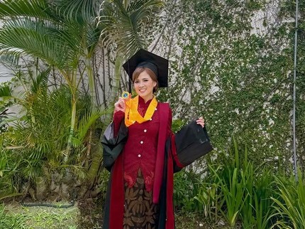 5 Potret Wisuda Chika Jessica, Karangan Bunga dari Andre Taulany Curi Perhatian