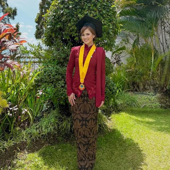 <p>Artis Chika Jessica baru saja menyelesaikan studinya selama empat tahun di Universitas Sangga Buana YPKP, Bunda. Ia pun diketahui telah resmi menyandang gelar sarjana. (Foto: Instagram @chikajessica88)</p>