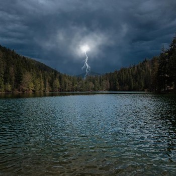 7 Tempat Ini Rawan Terkena Sambaran Petir, Hati-hati Saat Berteduh Ketika Hujan!