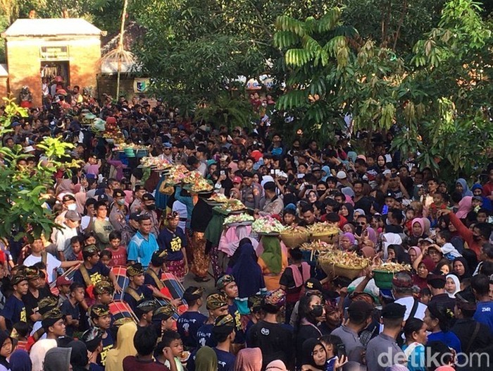 Acara Perang Topat di Pura Lingsar Lombok Barat.