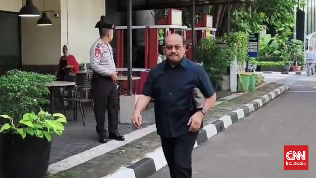 Advokat Soesilo Aribowo bersama tim mendatangi Kantor KPK menjelang pembebasan kliennya yaitu, Direktur Utama PT ASDP periode 2017-2024 Ira Puspadewi.