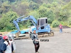 Kades Ngadisari Protes Alat Berat Masuk Lautan Pasir Bromo