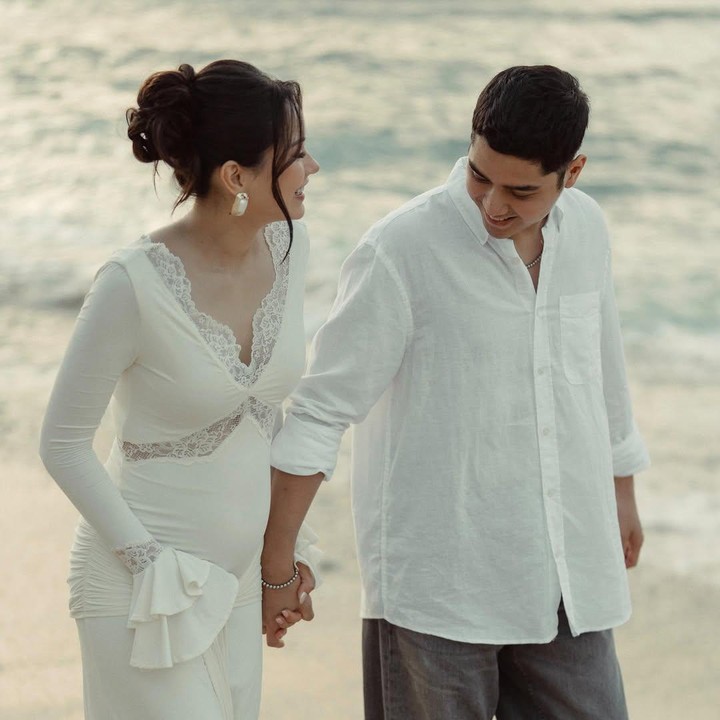 <p>Alyssa mengungkap kabar kehamilannya setelah berusia empat bulan. Baru-baru ini, Alyssa buka suara soal caranya menjaga tubuh tetap sehat selama kehamilan. Selain konsumsi makanan bergizi, Alyssa juga masih rutin berolahraga. "Pilates &amp; gym. Saya tidak berhenti melakukan aktivitas fisik sejak awal kehamilan karena dokter bilang saya masih bisa melakukan apa pun yang sebelumnya sudah dilakukan, hanya intenstitasnya lebih ringan," ungkapnya di Instagram Stories. (Foto: Instagram @alyssadaguise)</p>