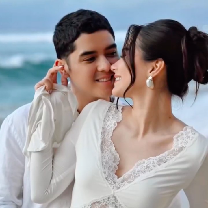 <p>Dalam video singkat yang dibagikan, Alyssa juga menunjukkan momen romantisnya bersama sang suami Al Ghazali. Keduanya terlihat begitu bahagia saat memgabadikan kebersamaan. Di satu momen, Al terlihat memeluk Alyssa dari belakang sambil memegang lembut baby bump sang istri. (Foto: Instagram @alyssadaguise)</p>