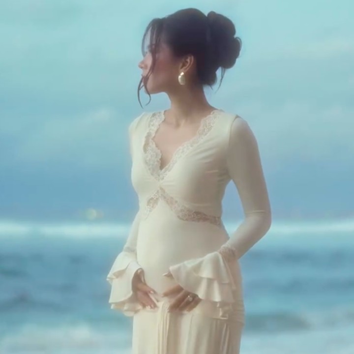 <p>Baru-baru ini, Alyssa kembali memamerkan <em>baby bump</em> kehamilannya yang sudah mulai terlihat. Kali ini, Alyssa tampil cantik mengenakan gaun putih dan berpose dengan pemandangan laut yang indah. "<em>Carrying a love bigger than the ocean. MasyaAllah Tabarakallah.</em> (Membawa cinta yang lebih besar dari lautan. <em>MasyaAllah Tabarakallah</em>)," tulisnya dalam unggahan ini. (Foto: Instagram @alyssadaguise)</p>