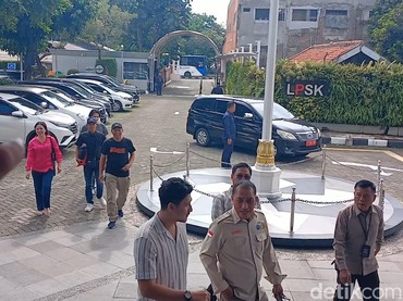 Ini 7 Potret Kamelia Pacar Ammar Zoni & Keluarga Datangi LPSK Minta Perlindungan