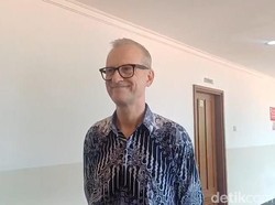 Andrew Trigg Full Senyum Hadiri Sidang Cerai, Marissa Anita Absen