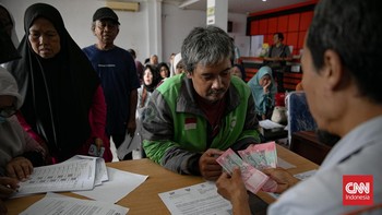 FOTO: Ramai-ramai Cairkan BLT Kesra Rp900 Ribu