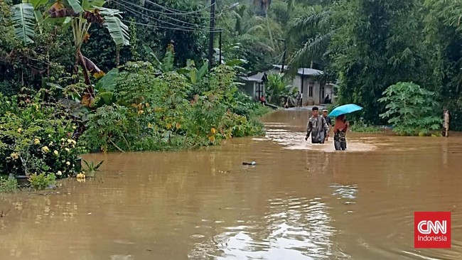 Banjir dan longsor yang melanda tujuh kabupaten di Sumut membuat 17 orang meninggal dunia dan puluhan luka-luka.