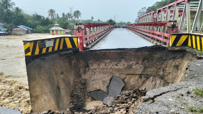 Banjir kepung 14 titik di Tapanuli Utara, Sumut. Akses Jalan Raya Lintas Sumatera (Jalinsum) Tarutung-Sibolga lumpuh total akibat longsor.