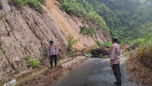 Banjir dan longsor di Sibolga, Sumut membuat lima orang meninggal hingga belasan rumah rusak.