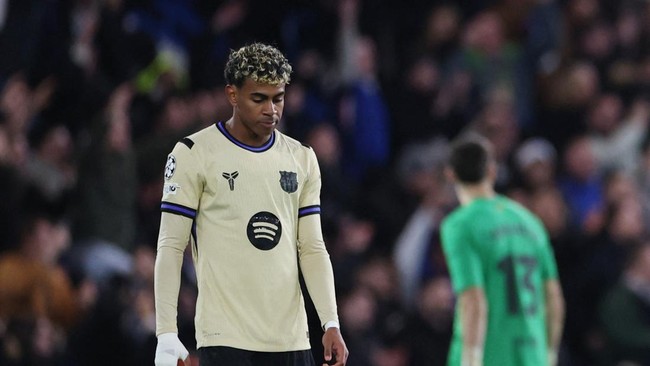 Wonderkid Barcelona, Lamine Yamal jadi sasaran ejekan fans Chelsea saat takluk 0-3 dalam laga lanjutan Liga Champions di Stamford Bridge.