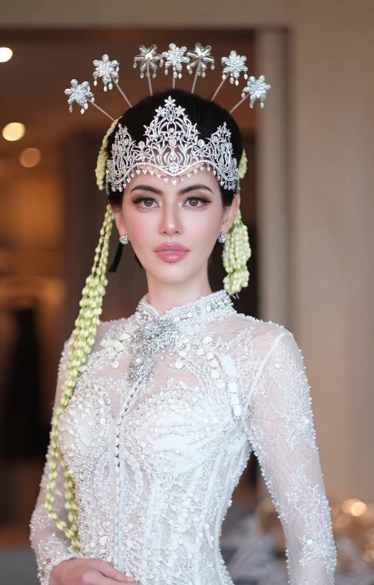 Davika Hoorne Jadi Pengantin Sunda.