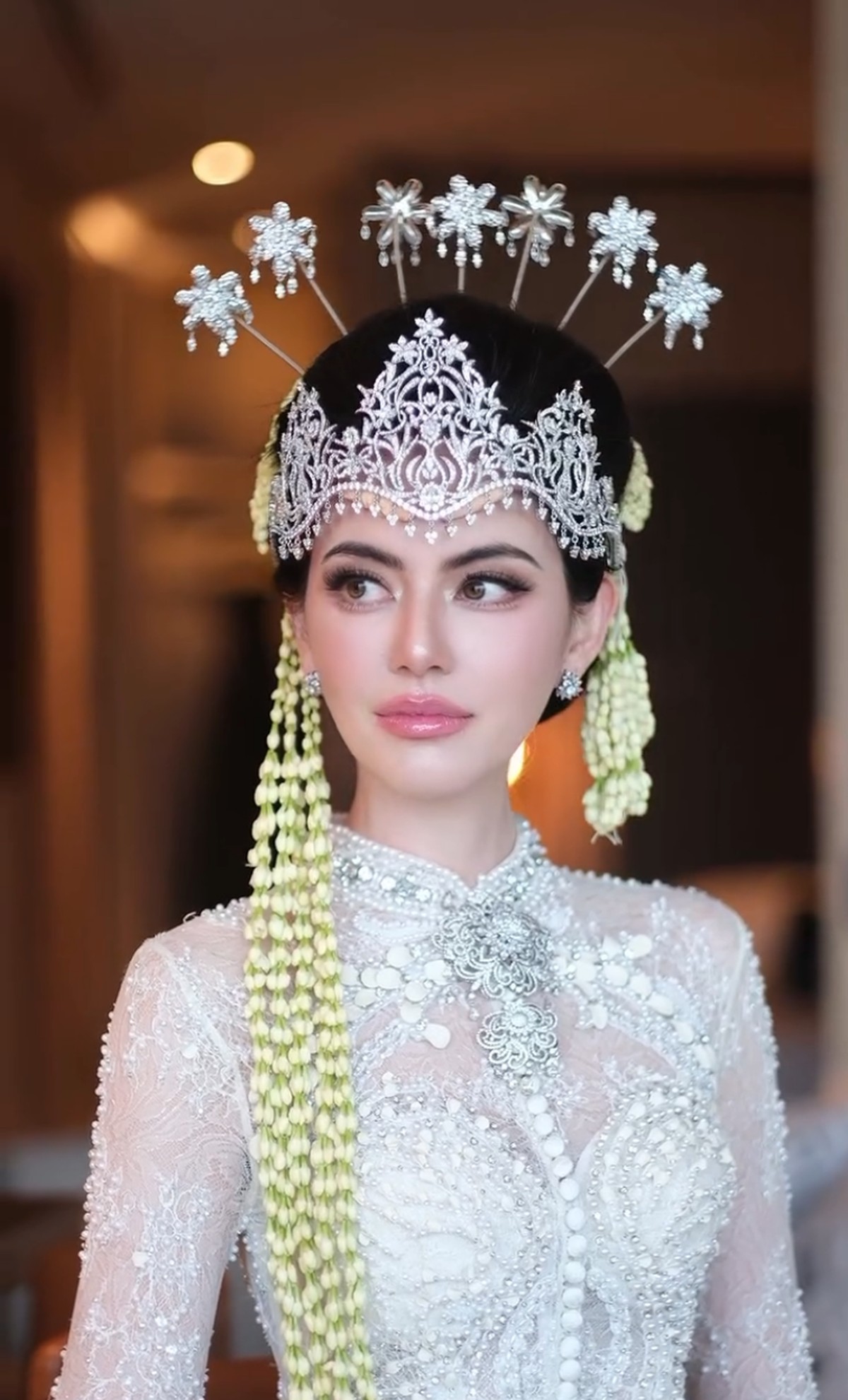 Davika Hoorne Jadi Pengantin Sunda&period;