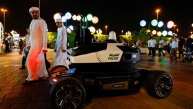 FOTO: Debut Robot Polisi Patroli Keliling Jaga Dubai