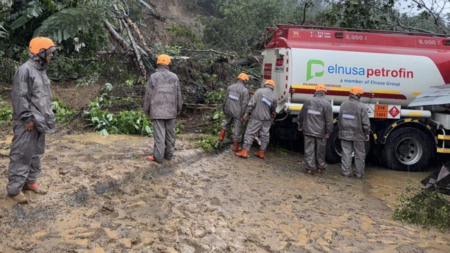 Banjir dan longsor yang terjadi selama beberapa hari terakhir menyulitkan distribusi BBM di Sumatera Utara (Sumut).