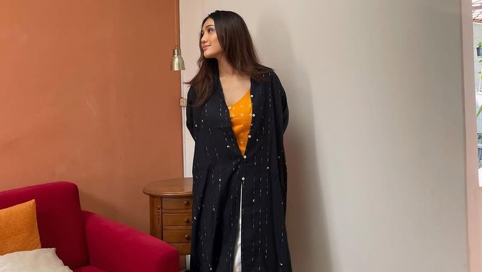 Get The Look: Ide Outfit Versatile ala Zulfa Maharani, Bisa Buat Nongkrong sampai Kondangan