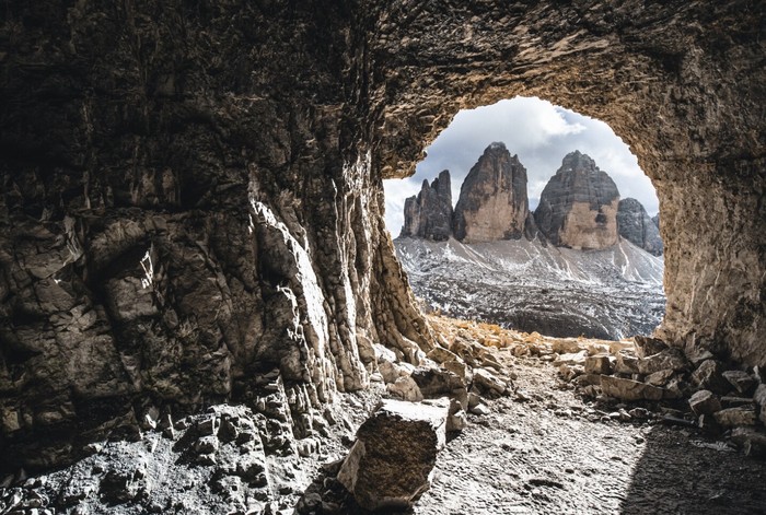 Meski bisa digunakan untuk berteduh, gua bukan tempat yang aman untuk menghindari sambaran petir./ Foto: Freepik.com/wirestock