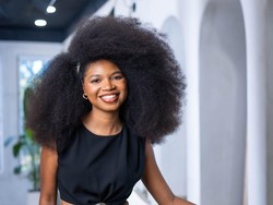 Punya Rambut Afro Raksasa, Wanita Ini Berhasil Pecahkan Rekor Dunia