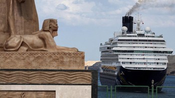 FOTO: Kapal Pesiar Kembali Melintas di Terusan Suez Setelah 2 Tahun