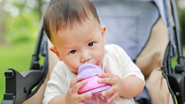 Kapan Bayi Boleh Minum Air Putih? Ketahui Faktanya
