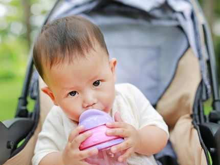 Kapan Bayi Boleh Minum Air Putih? Ketahui Faktanya