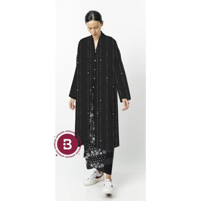 Kebaya ini dirancang dengan potongan lengan panjang dan leher V. Kebaya klasik dan minimalis ini dibuat dari bahan TENCEL™ yang paling lembut.