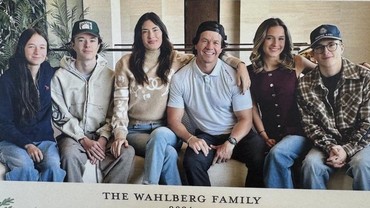 Kumpul Bareng 4 Anaknya Jadi Keinginan Sederhana Mark Wahlberg Buat Liburan Tahun Ini