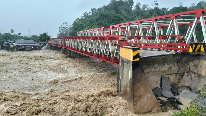 Kondisi jembatan yang terputus akibat banjir di Kabupaten Tapanuli Utara, Sumatra Utara, Selasa (25/11).  (dok. BPBD Tapanuli Utara)