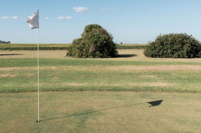Lapangan golf adalah ruang terbuka yang dapat jadi sasaran sambaran petir./ Foto: Freepik.com