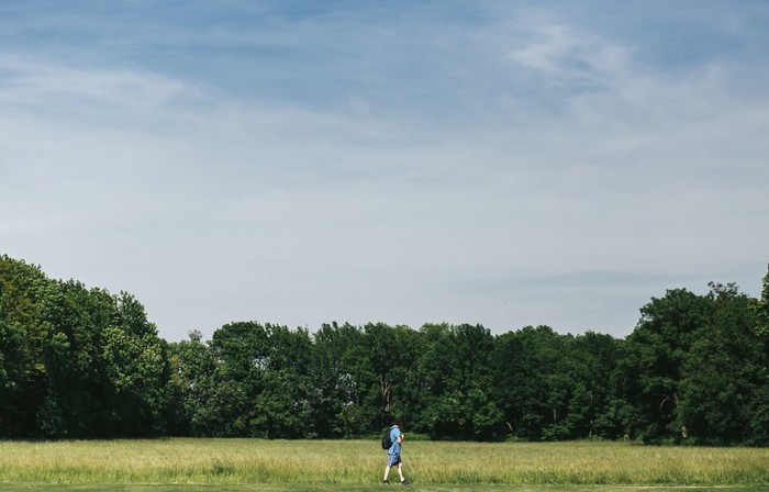 Lapangan terbuka berisiko tersambar petir, apalagi jika ada bukit dan pohon yang berdiri sendiri./ Foto: Freepik.com/freepic-diller