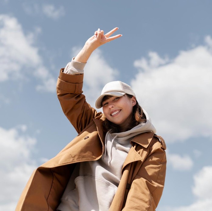 Memiliki kepribadian yang kuat berarti memiliki rasa percaya diri yang kuat. Orang-orang dengan kepribadian ini akan tahu siapa mereka, apa yang mereka yakini, serta tidak mudah terpengaruh oleh orang lain.