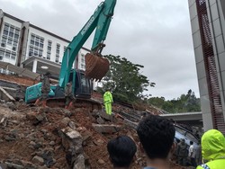 Longsor di Kampus III UIN Imam Bonjol Padang, 4 Mobil-3 Motor Rusak