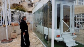 FOTO: Mobil Paus Fransiskus Disulap Jadi Klinik untuk Anak-anak Gaza